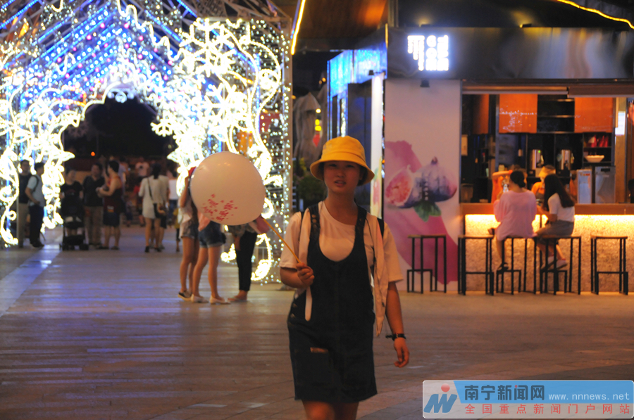 南宁航洋国际城外,发现除了出来约会的小情侣,还有不少三三两两约好友