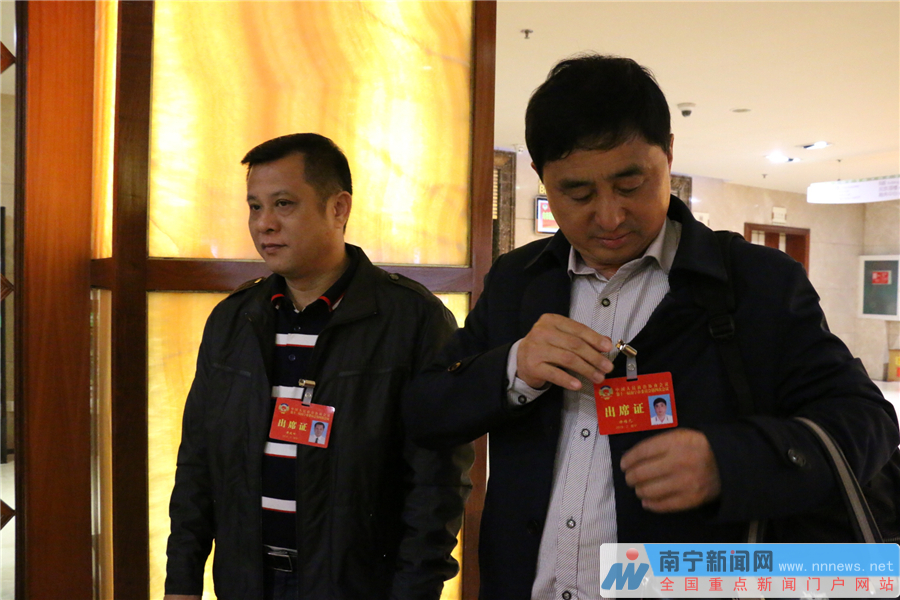 出席南宁市政协十一届四次会议的政协委员报到