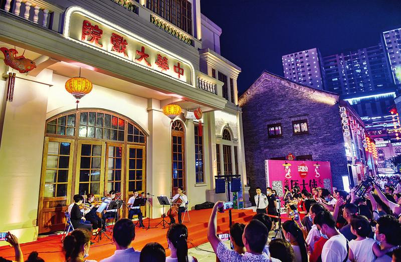 周末的夜晚"三街两巷"中华大戏院前,闹市中的音乐会吸引众多游人驻足