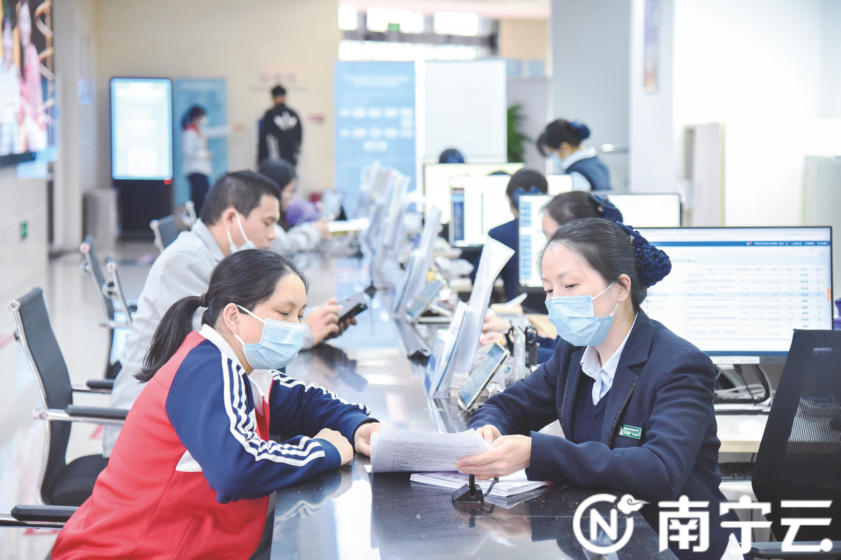 新年首个工作日，南宁市青秀区行政审批局工作人员为市民办理业务。记者