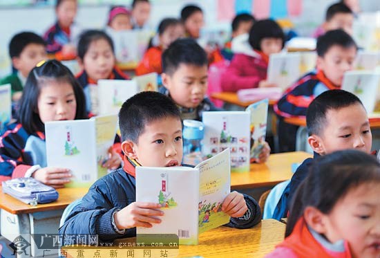 广西各地中小学纷纷开学 开学第一课先教做人(图)