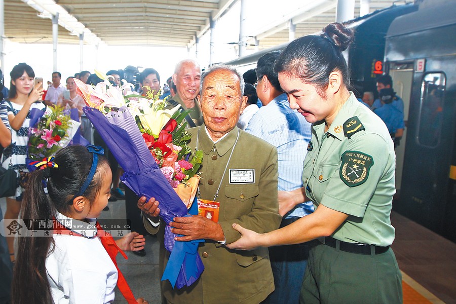 赴京广西老兵及烈属代表返南宁 被鲜花和热情包围