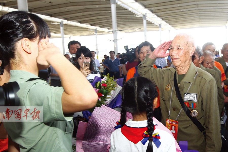 赴京广西老兵及烈属代表返南宁 被鲜花和热情包围