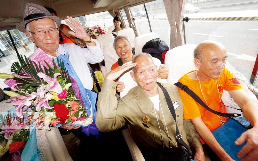 赴京广西老兵及烈属代表返南宁 被鲜花和热情包围