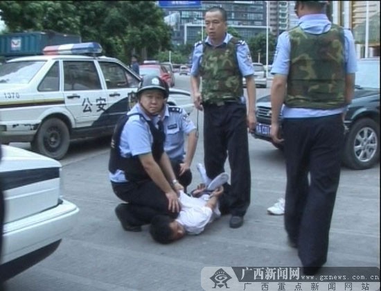 南宁警民合力擒获两持枪抢劫嫌犯