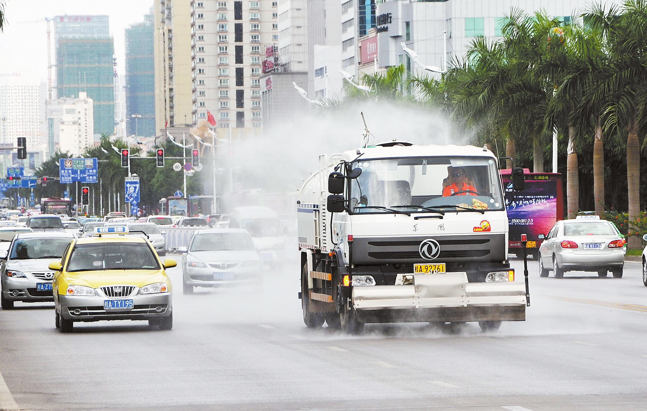 绿城主要街道洒水降温