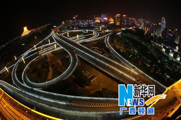 （晚报）（3）广西“绿城”夜景如画