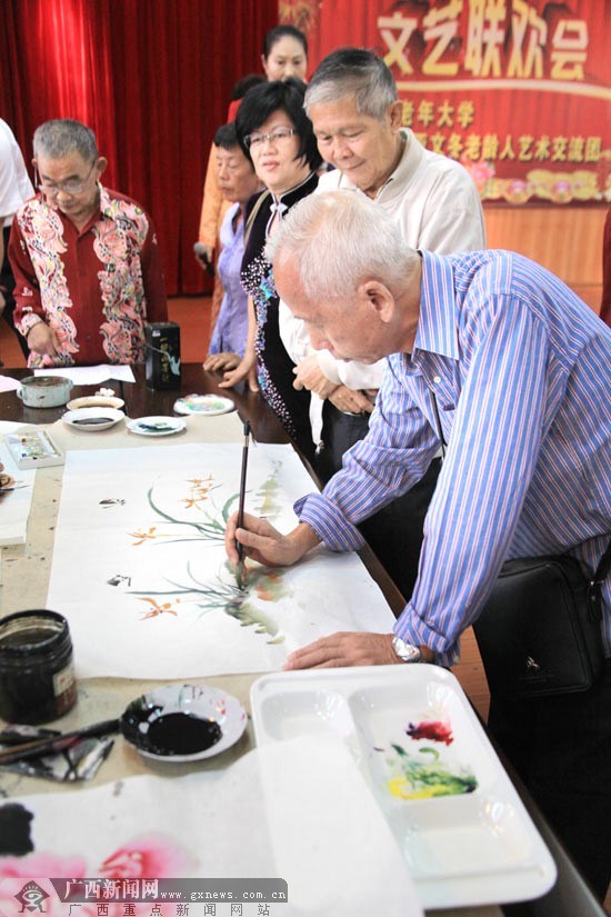 出书玩电脑跳舞 这十年老人们活得很精彩(组图)