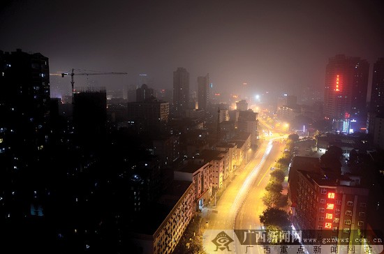 南宁雨雾朦胧气温升 “春捂”也要凭感觉(图)