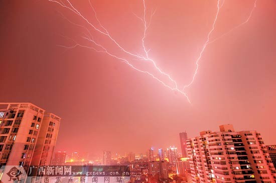 第一声春雷在南宁市乍响 雷雨冰雹联袂上演(组图)