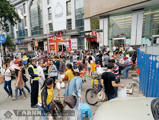 南宁朝阳路迎上下班高峰期 建议市民绕行或乘公交
