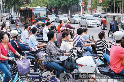 南宁朝阳路迎上下班高峰期 建议市民绕行或乘公交