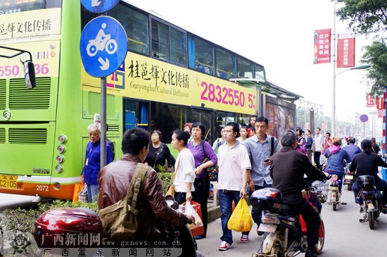 50辆中小巴将穿梭在南宁地铁沿线 新增300辆公交