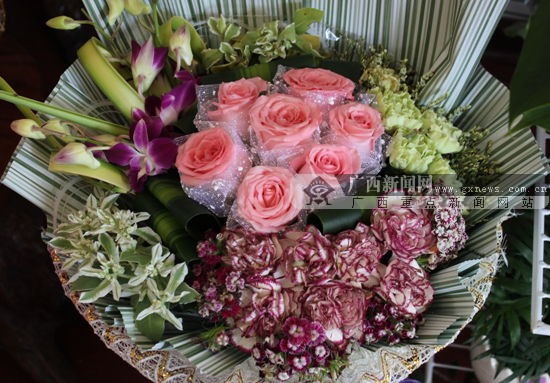 今年“母亲节”流行混搭花型 南宁花价略有上涨