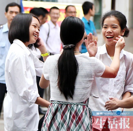 南宁6万多考生赴中考 天还有雨考生做好防雨准备