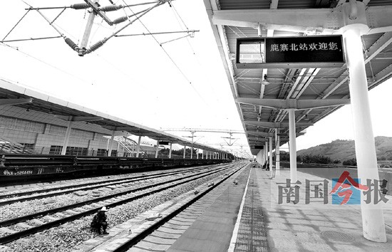 动车到柳第一站:鹿寨北高铁站里外都是“自动化”