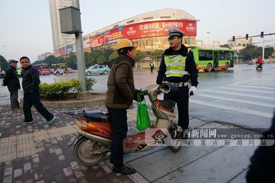 南宁对无牌电动车上路开出罚单 当日不会二次处罚