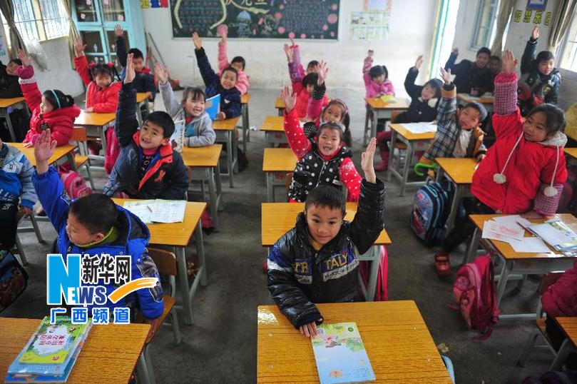 （教育）（2）广西：4年来530多万农村娃有了新课桌椅