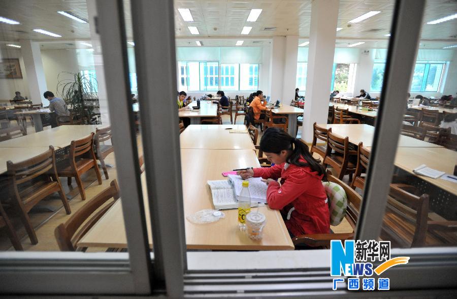 （世界读书日）（1）广西：“终端阅读时代”图书馆读者量有增无减
