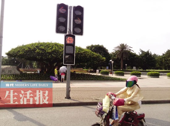 南宁交警试点管理非机动车 单车电动车有了信号灯