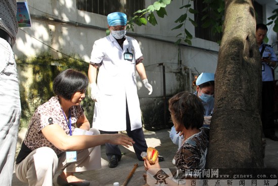 南宁西乡塘区组织救助小组 为流浪乞讨人员送清凉