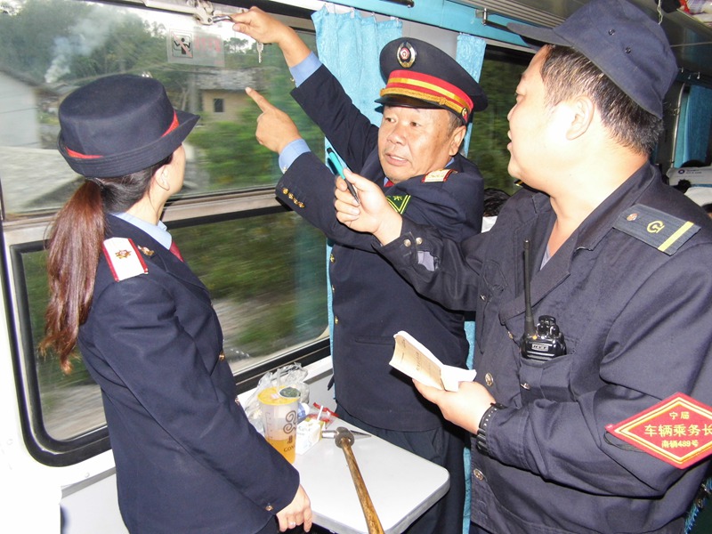 1月25日，南宁客运段城际车队车长率队在联检车窗安全隐患，防止旅客跳窗和抛物伤人。