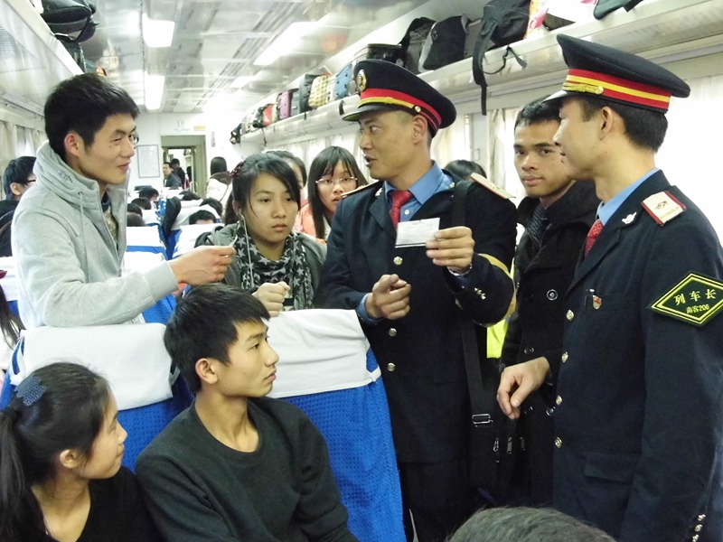 1月25日，南宁客运段昆明车队职工在向旅客宣传如何识别真假车票。