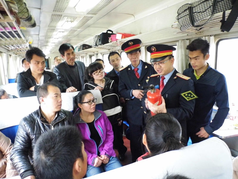 1月25日，南宁客运段宁波车队车长在向旅客讲解消防知识。