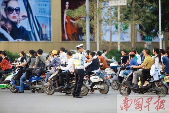 南宁交警在六县六城区开展专项整治 剑指摩托电驴