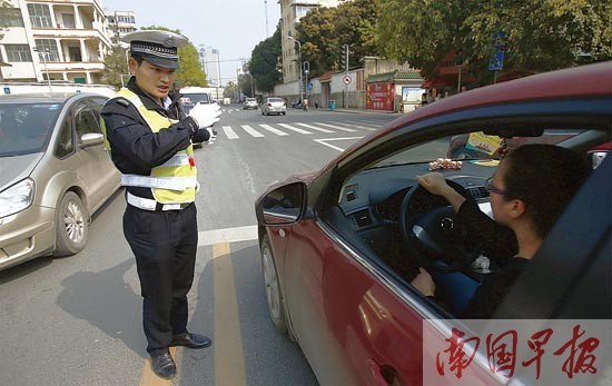 南宁两个路口“禁左” 半个月后将正式开罚(组图)