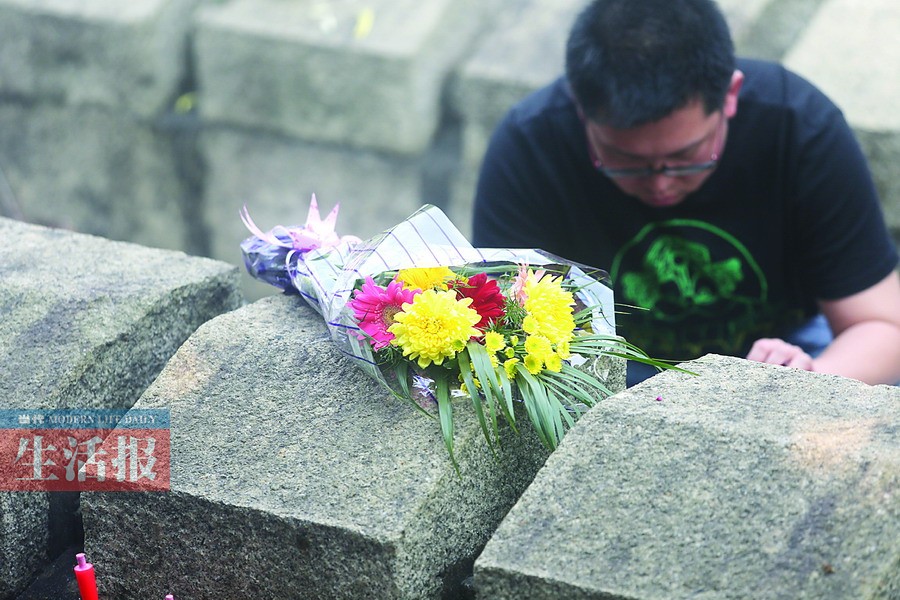 【视点】鲜花成今年最热祭品 纸扎祭品越来越新奇