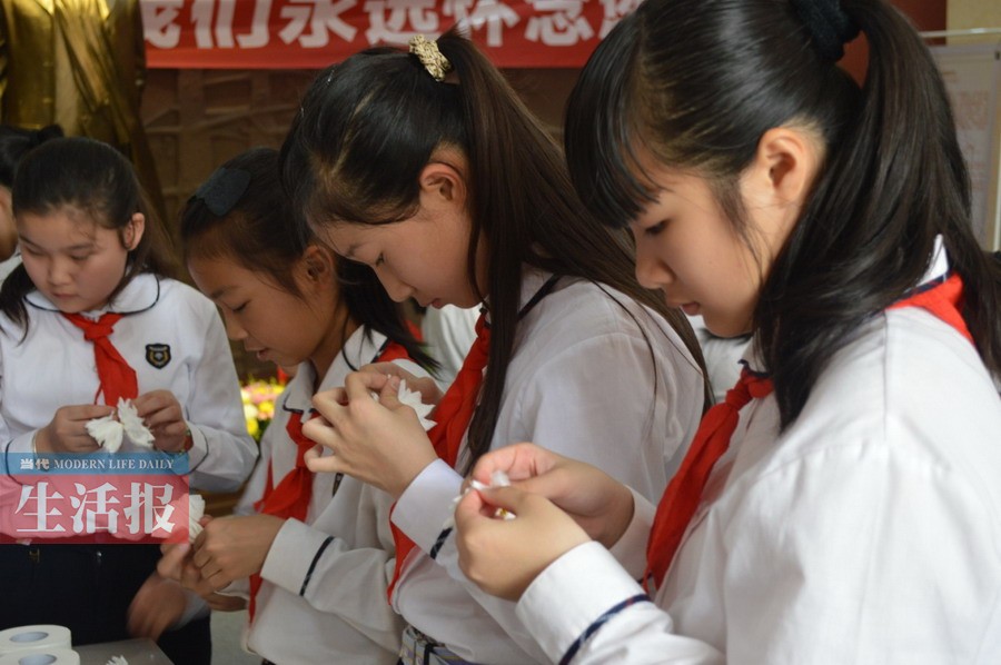 【视点】鲜花成今年最热祭品 纸扎祭品越来越新奇
