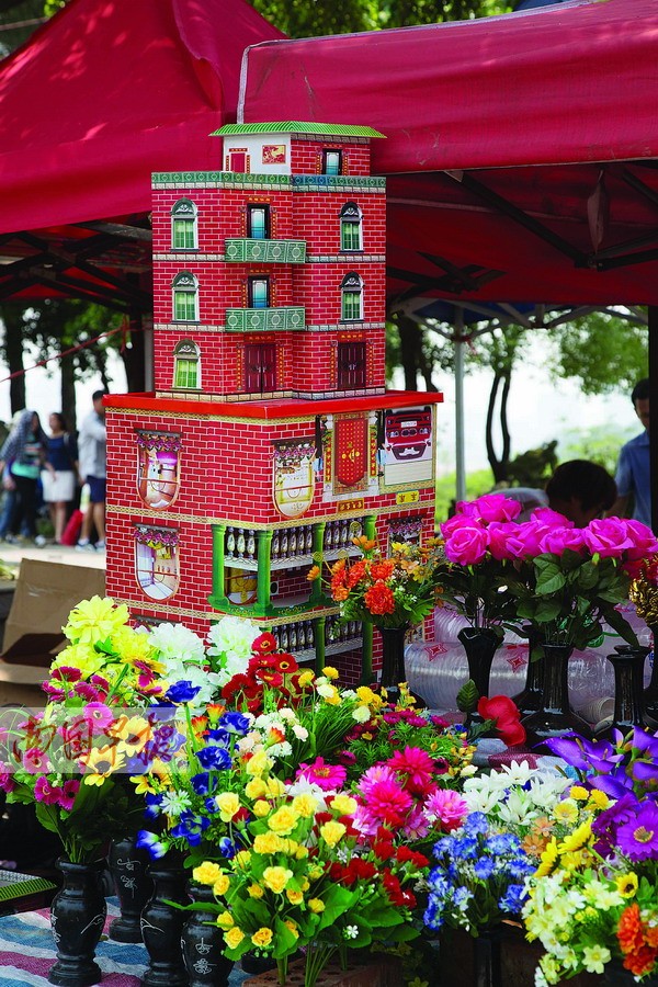 【视点】鲜花成今年最热祭品 纸扎祭品越来越新奇