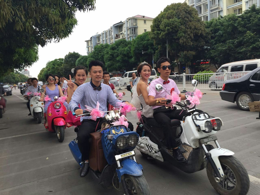 520南宁一对新人举办“电动车上的婚礼”(组图)
