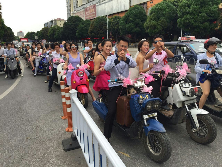 520南宁一对新人举办“电动车上的婚礼”(组图)