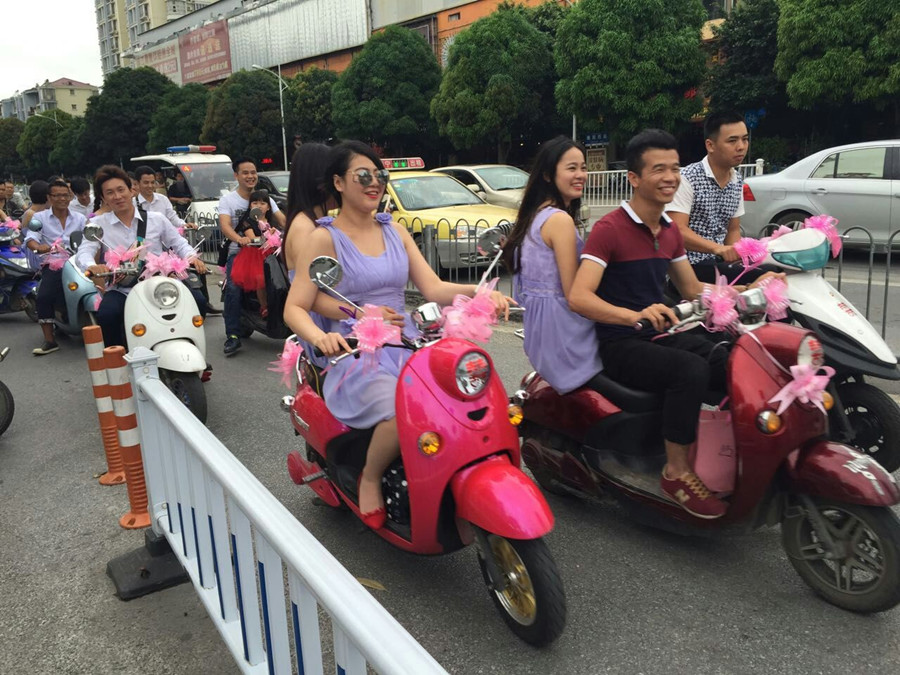 520南宁一对新人举办“电动车上的婚礼”(组图)