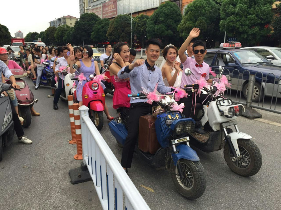 520南宁一对新人举办“电动车上的婚礼”(组图)