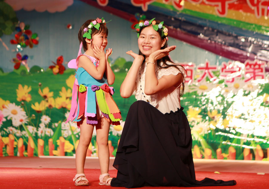 不一样的六一:西大第二幼儿园废品变