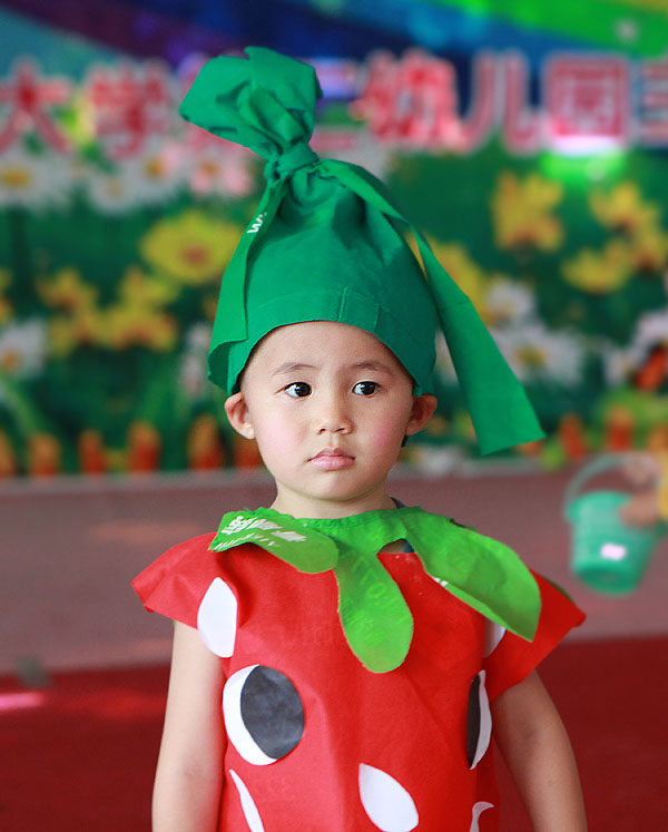 不一样的六一:西大第二幼儿园废品变