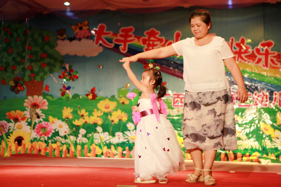 不一样的六一:西大第二幼儿园废品变