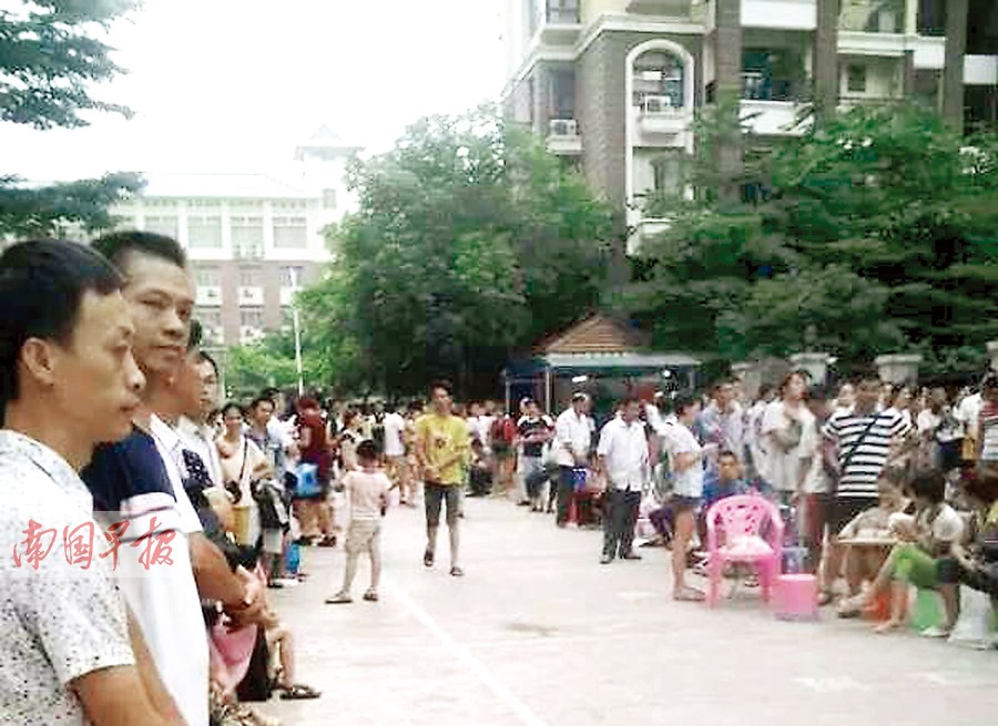南宁市小学开始报名 少数学校现家长彻夜排队(图)