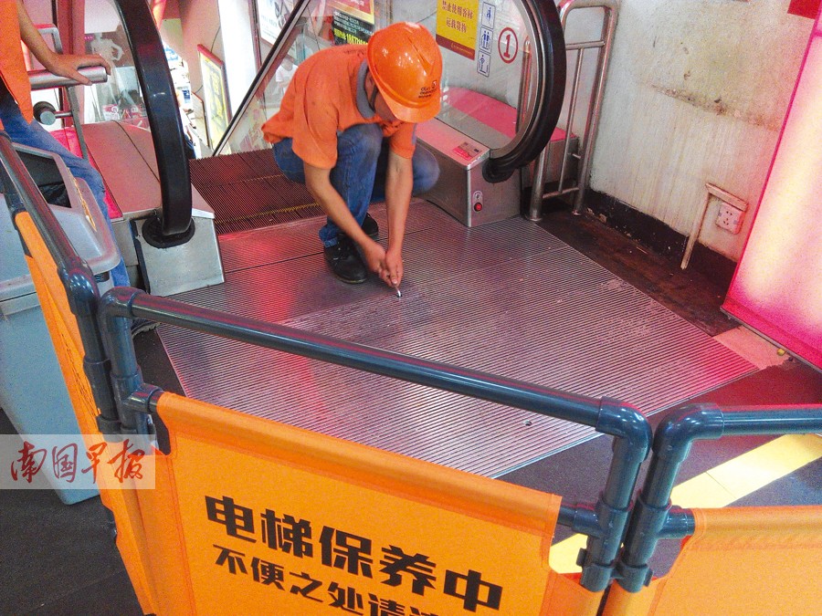 南宁紧急检修扶梯 部分扶梯安全提示不到位(组图)