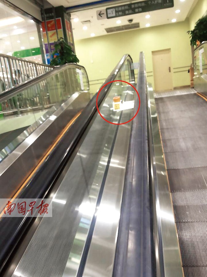 南宁紧急检修扶梯 部分扶梯安全提示不到位(组图)