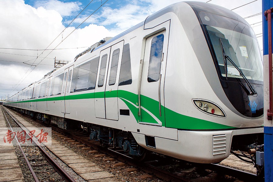 南宁地铁1号线首批列车抵邕 明年年中东段试运营
