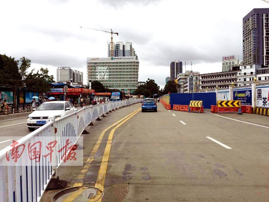 南宁火车站前道路变成双向三车道 请注意礼让(图)