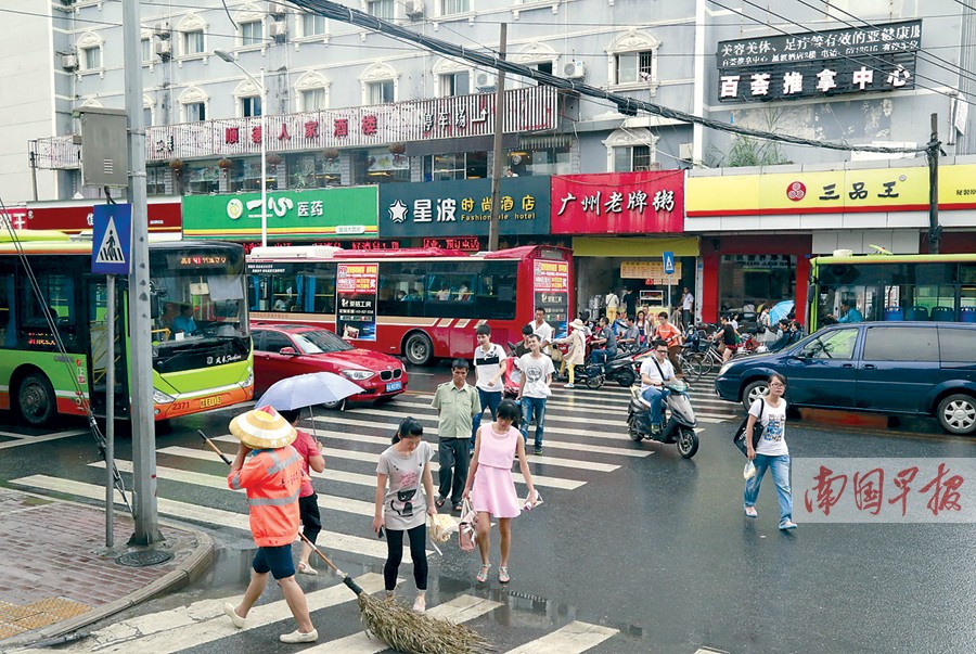 “礼让斑马线”八成私家车不礼让 行人过街心惊惊