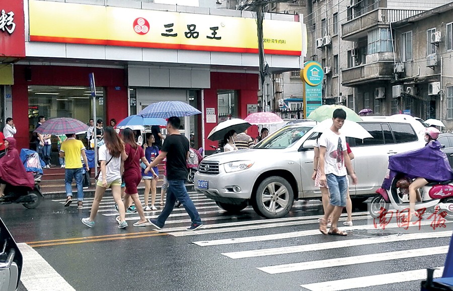 “礼让斑马线”八成私家车不礼让 行人过街心惊惊