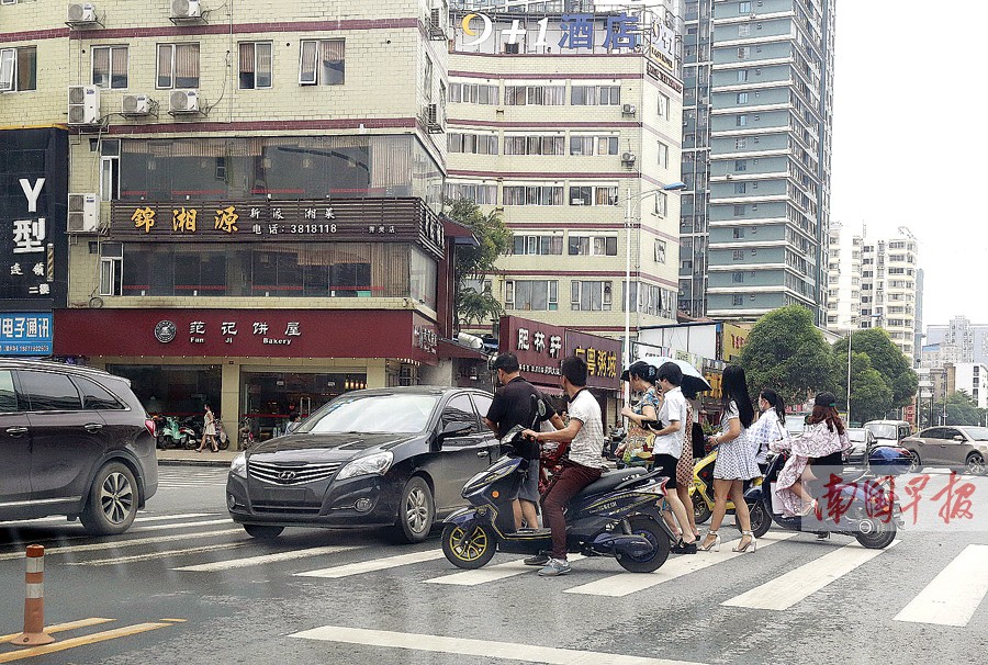 “礼让斑马线”八成私家车不礼让 行人过街心惊惊