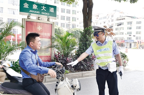 南宁交警备战2015“两会” 投入设备助力交通安保