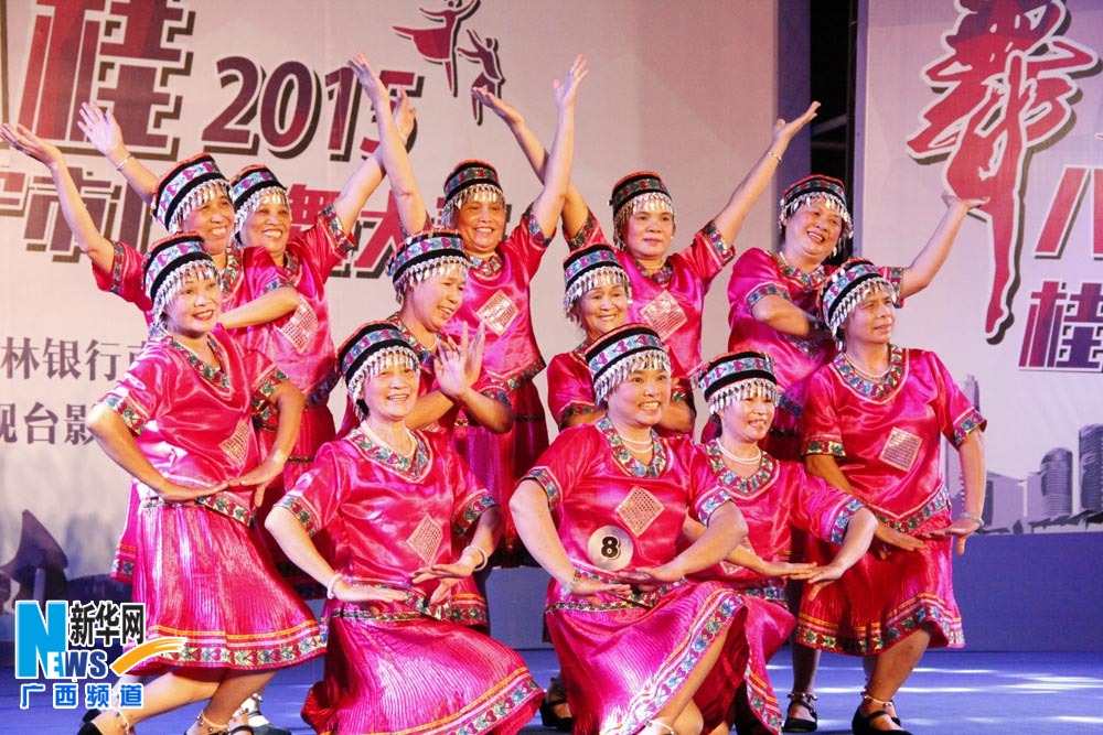 2015南宁广场舞大赛首场海选万人空巷(组图)